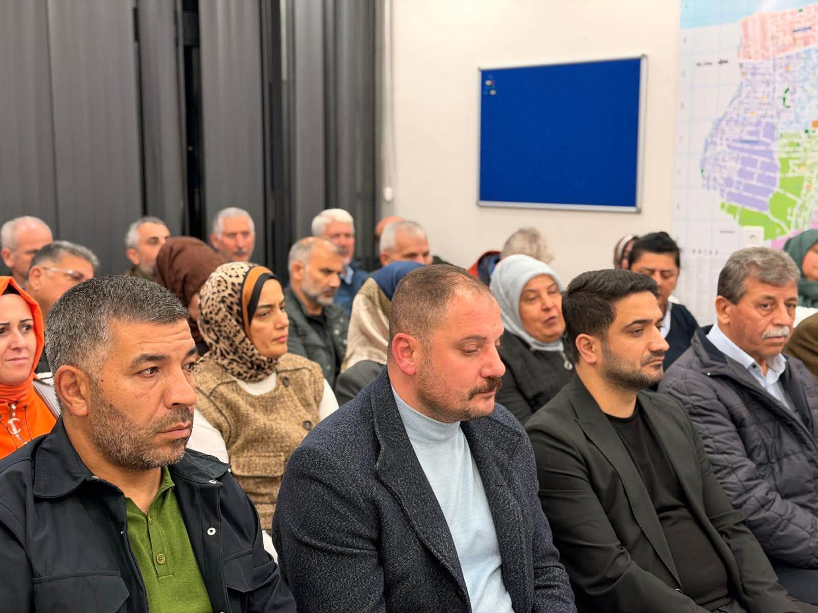 Toplantıya katılan partililer