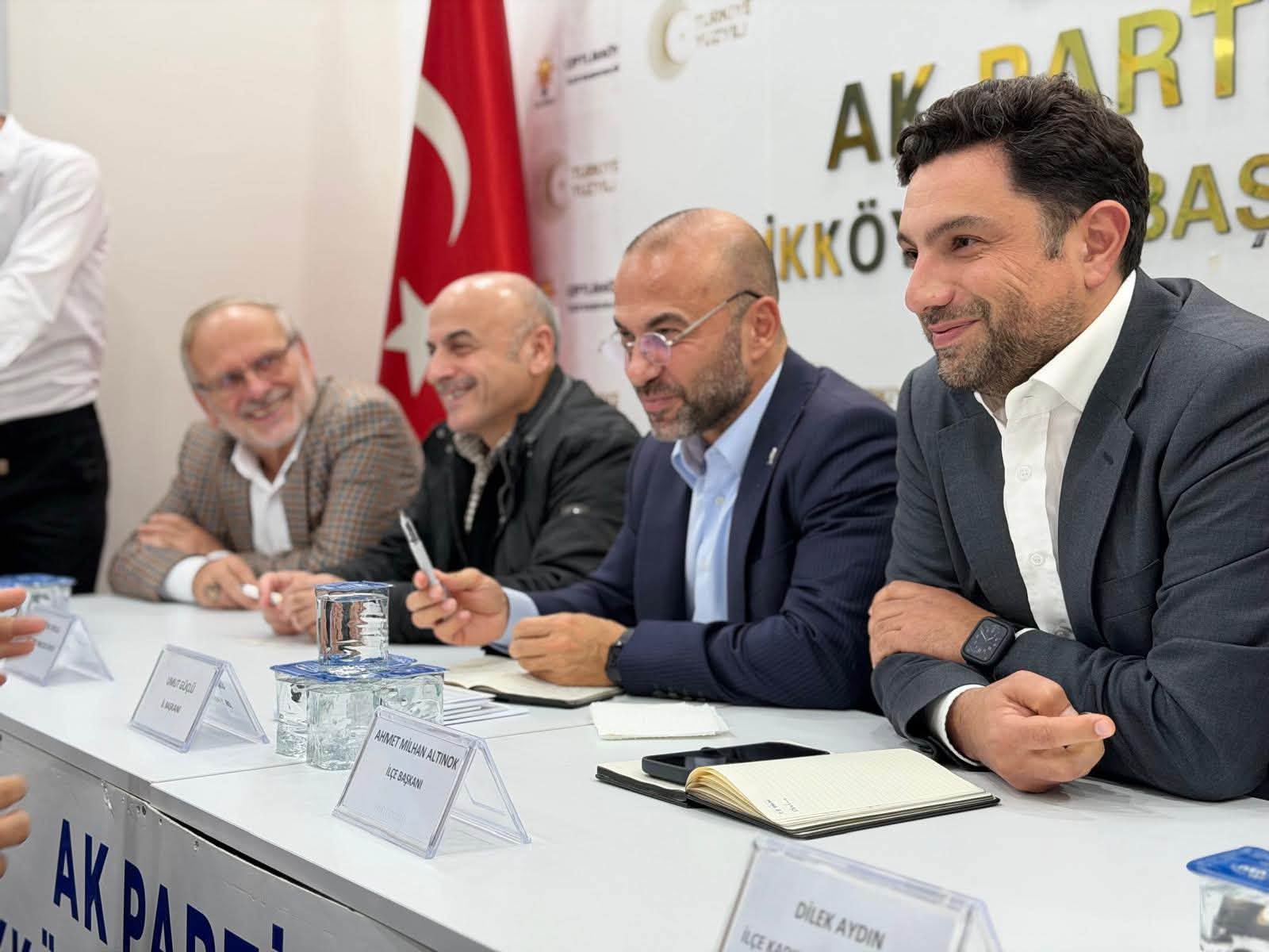 Toplantıya katılan parti yöneticileri