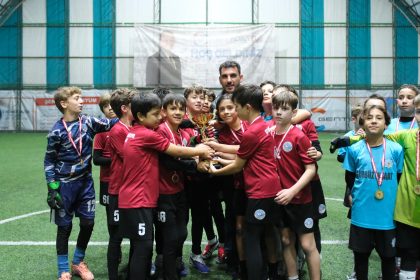 Turnuvada sevinen minik sporcular