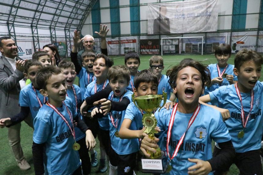 Cumhuriyet Kupası'nı kazanan minik sporcular kupa ve madalyalarıyla