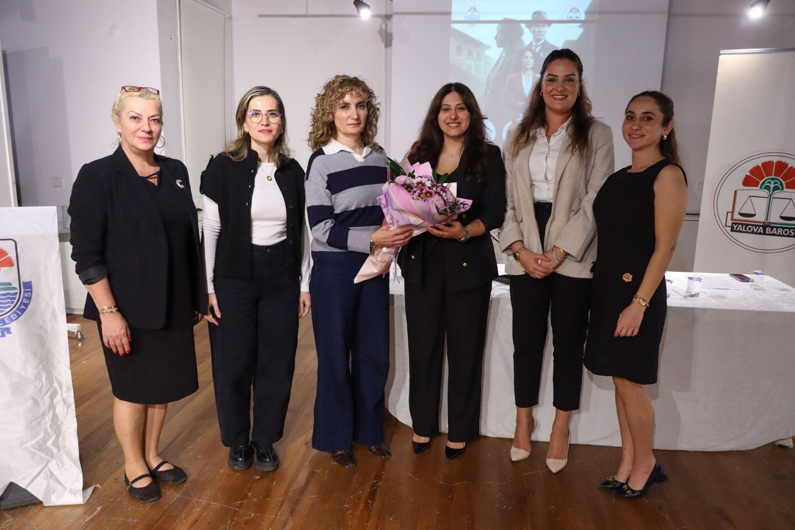 Panelistlere çiçek takdimi