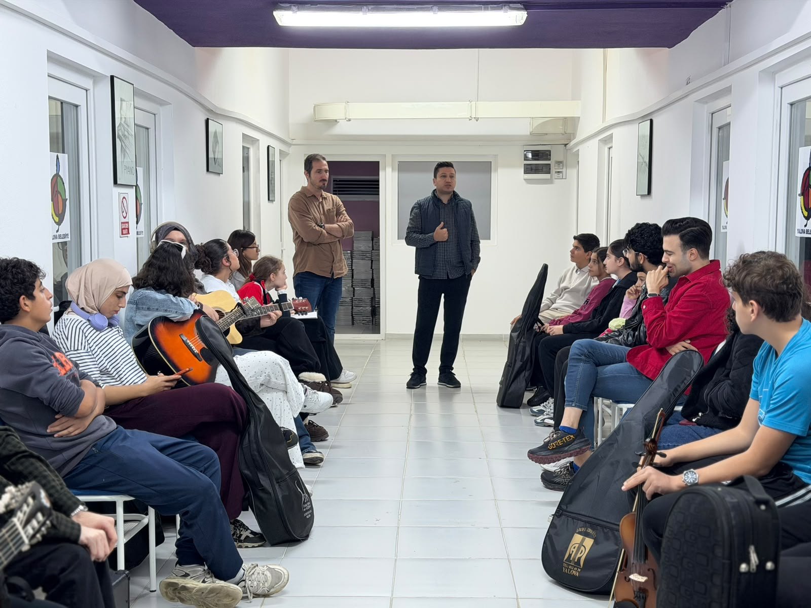 Yalova Kent Orkestrası ilk dersinde eğitmenler öğrencilere program hakkında bilgi veriyor