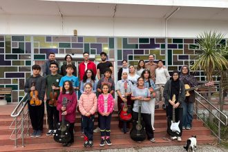 Yalova Kent Orkestrası öğrencileri enstrümanlarıyla