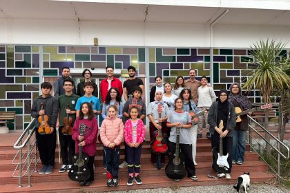 Yalova Kent Orkestrası öğrencileri enstrümanlarıyla