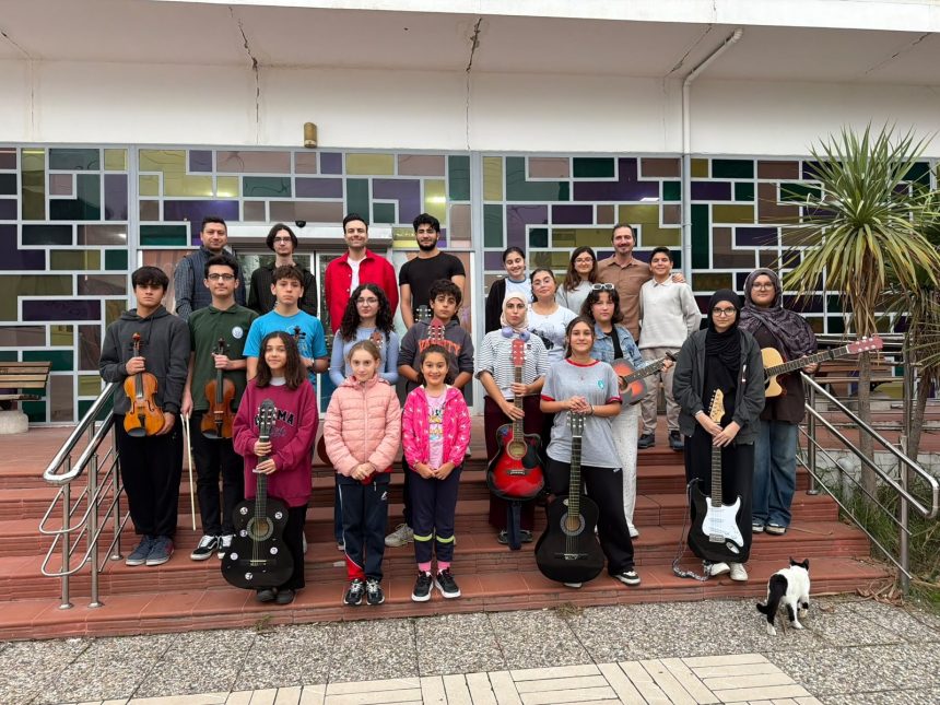 Yalova Kent Orkestrası öğrencileri enstrümanlarıyla