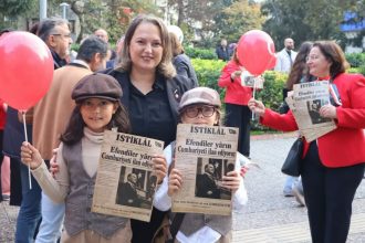 Dönem kıyafetli çocuklar, 'Efendiler yarın Cumhuriyeti ilan edeceğiz!' manşetli gazetelerle