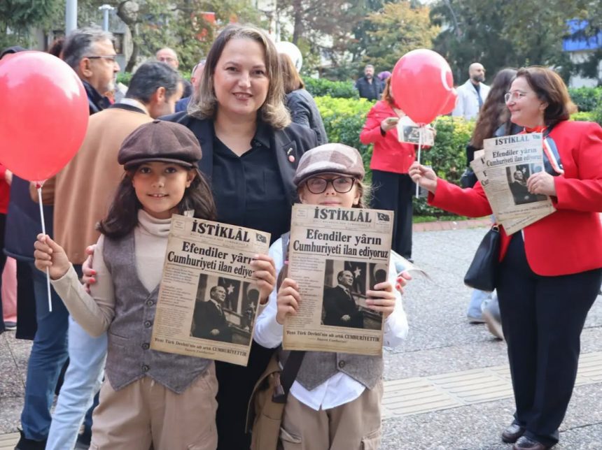 Dönem kıyafetli çocuklar, 'Efendiler yarın Cumhuriyeti ilan edeceğiz!' manşetli gazetelerle