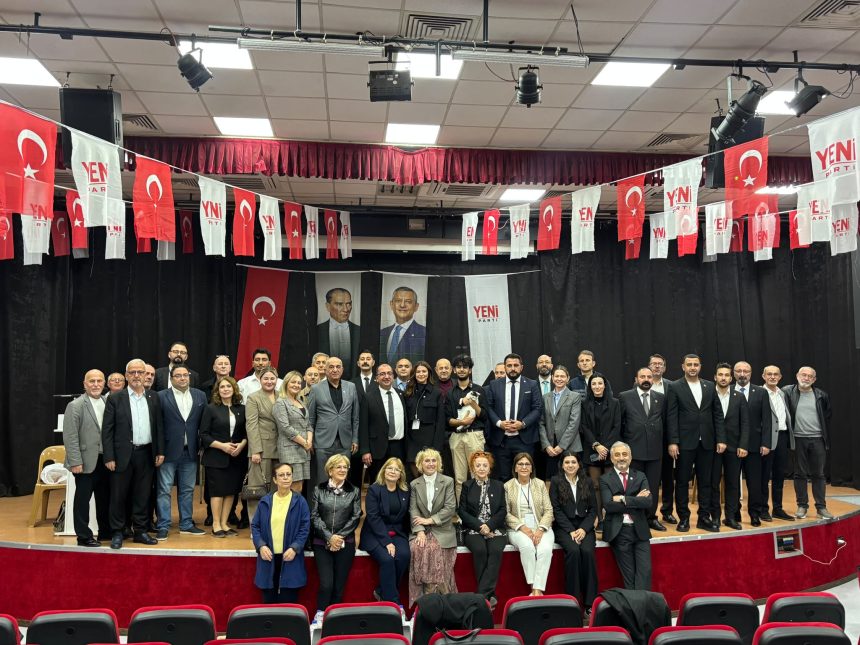Yeni Parti Yalova 1. Olağan Kongresi'nde toplu fotoğraf